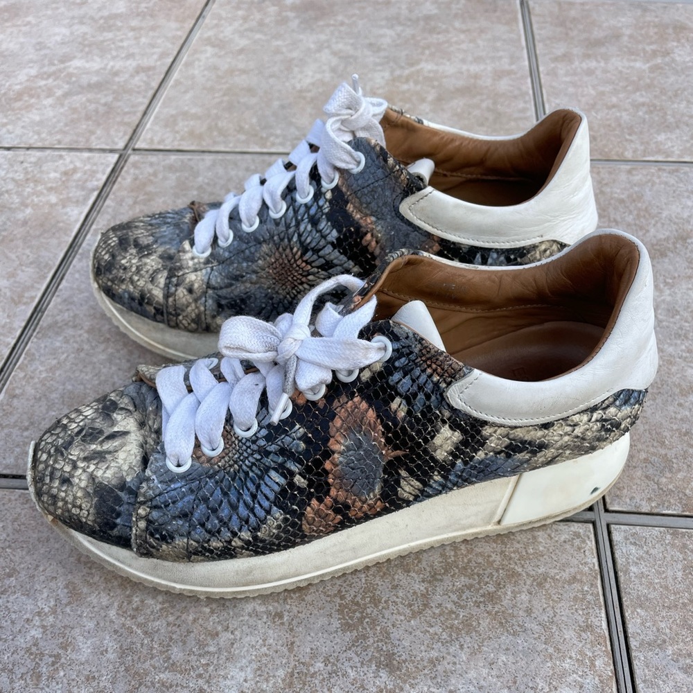 ESSEUTESSE Leather Sneakers
